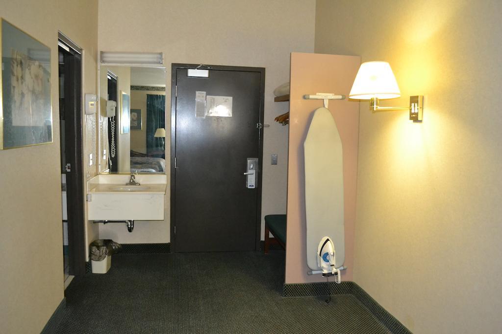 Super 8 By Wyndham Rocky Mount I-95 Exit 145 Hotell Battleboro Eksteriør bilde